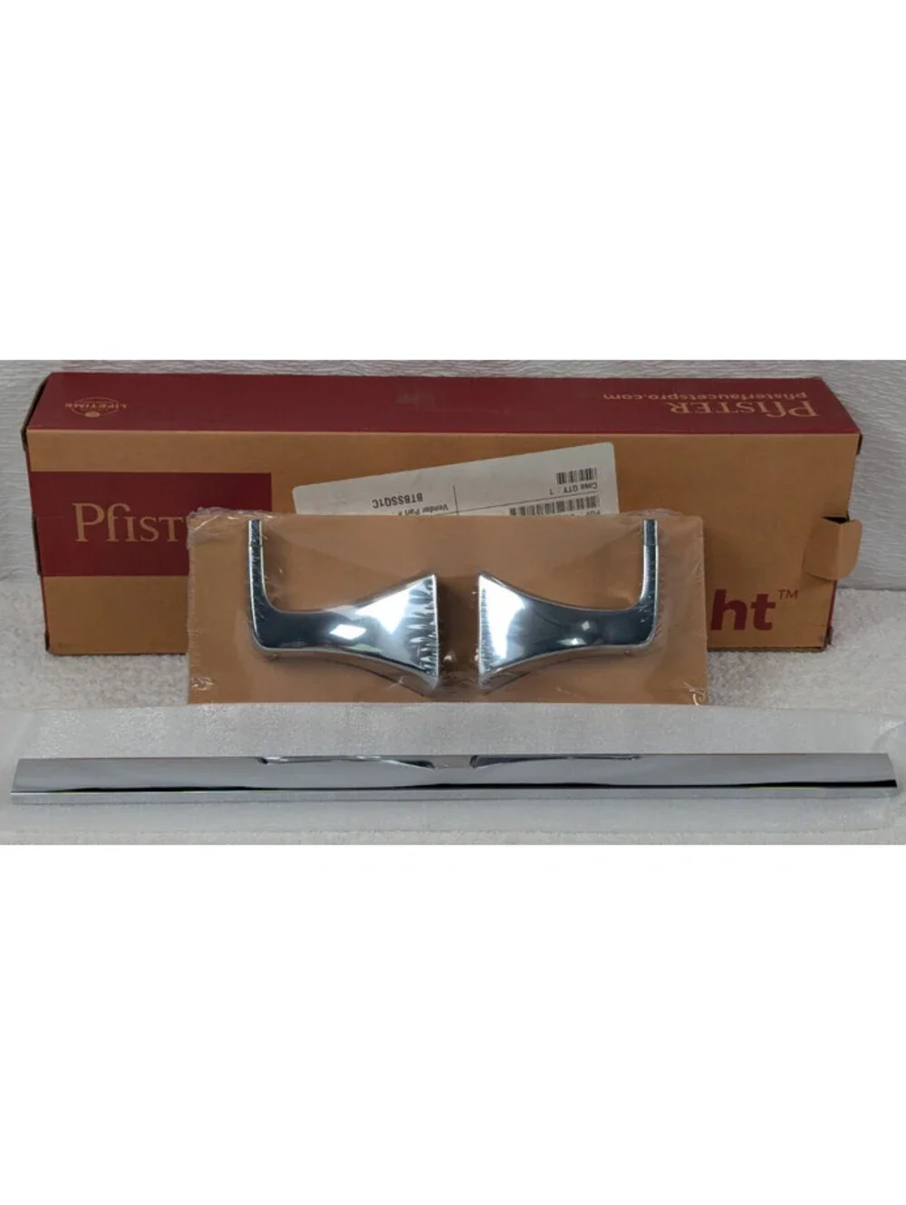 Pfister - BTB-SSQ1C - 18 inch Towel Bar - Polished Chrome